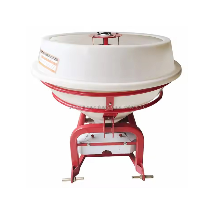 L'applicazione degli spandiconcime in plastica sul campo